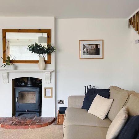 Bright & Cosy - Jacuzzi - Log Burner - King Beds Villa Tangmere Eksteriør billede
