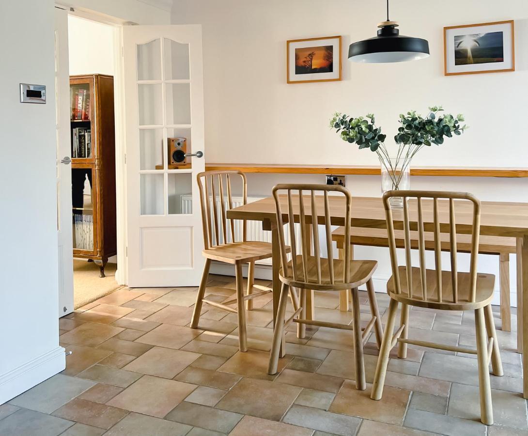 Bright & Cosy - Jacuzzi - Log Burner - King Beds Villa Tangmere Eksteriør billede