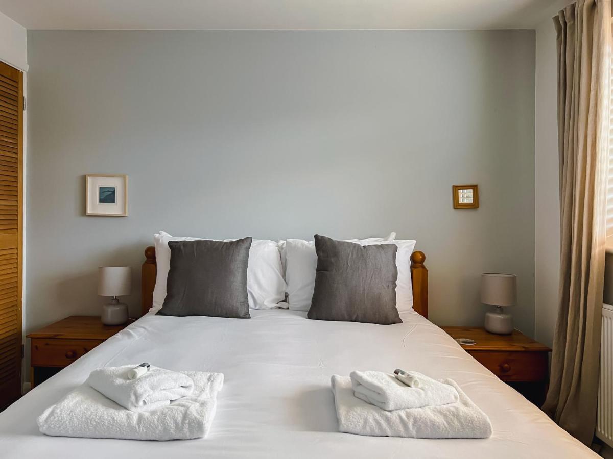 Bright & Cosy - Jacuzzi - Log Burner - King Beds Villa Tangmere Eksteriør billede