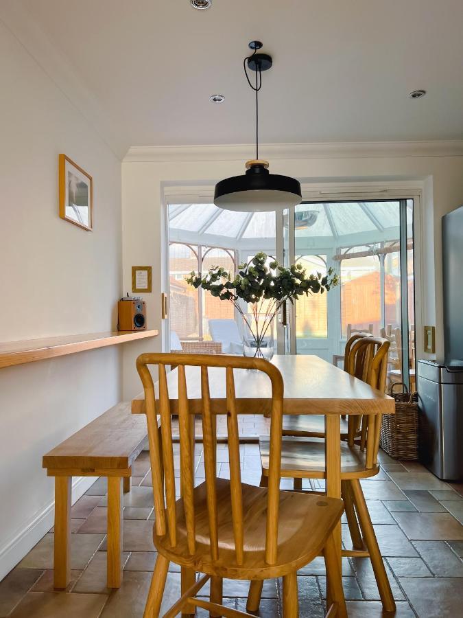 Bright & Cosy - Jacuzzi - Log Burner - King Beds Villa Tangmere Eksteriør billede