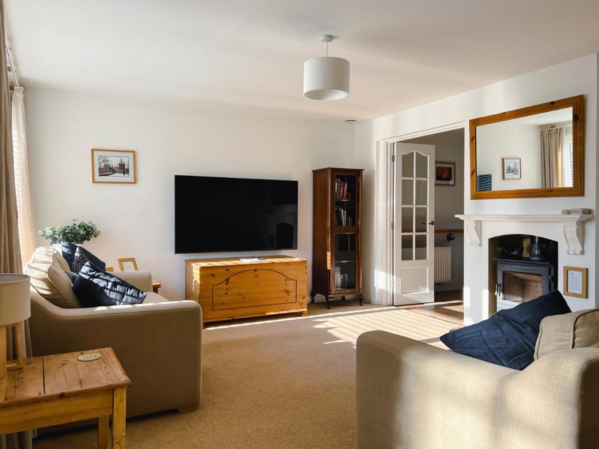 Bright & Cosy - Jacuzzi - Log Burner - King Beds Villa Tangmere Eksteriør billede