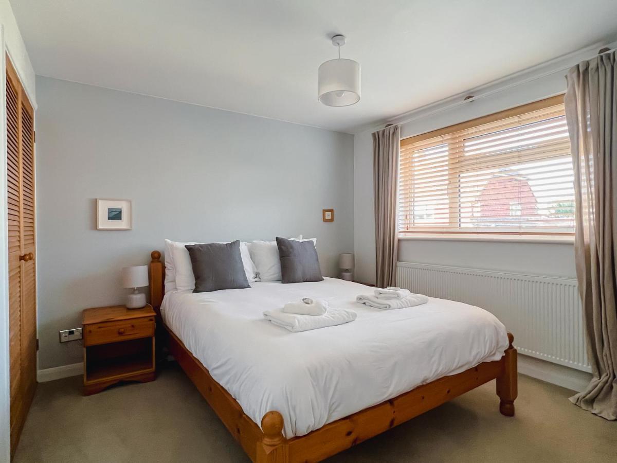 Bright & Cosy - Jacuzzi - Log Burner - King Beds Villa Tangmere Eksteriør billede