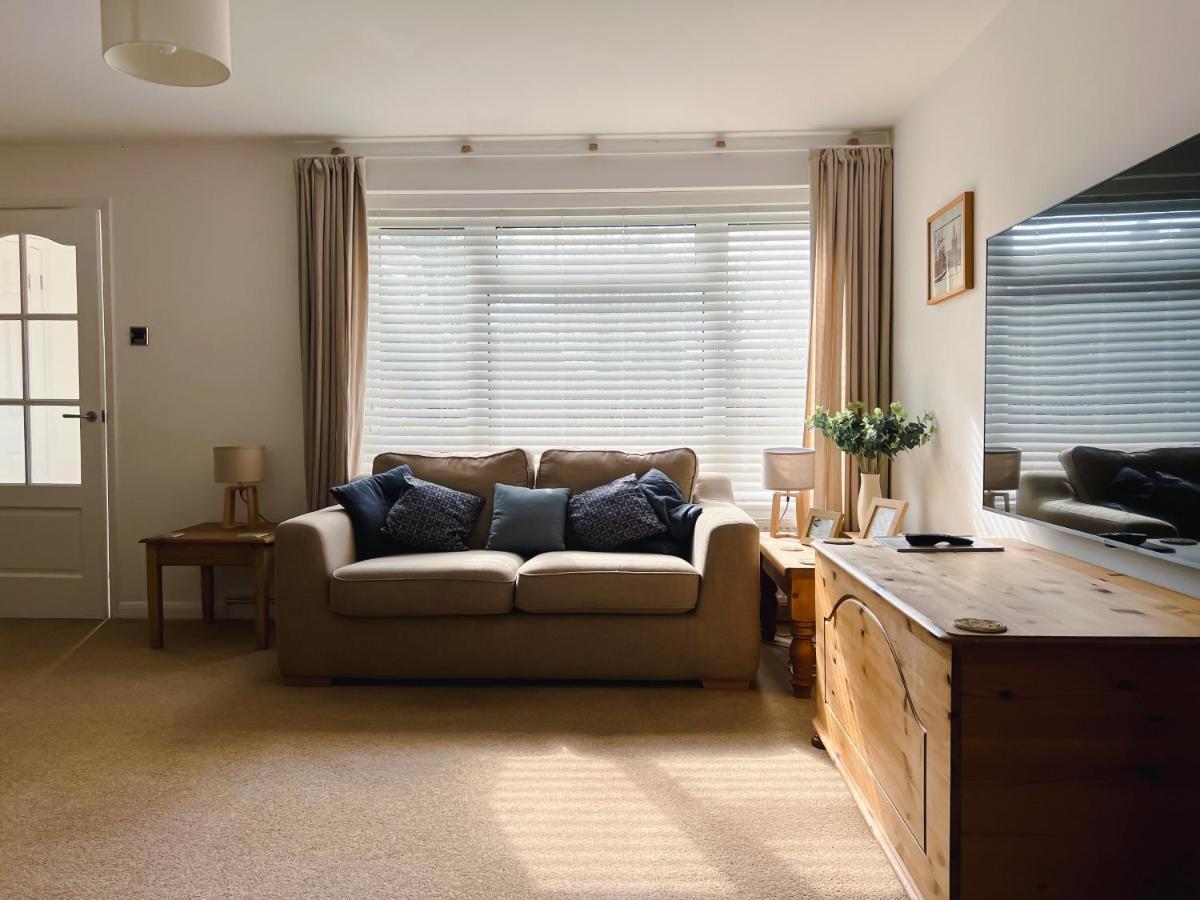 Bright & Cosy - Jacuzzi - Log Burner - King Beds Villa Tangmere Eksteriør billede