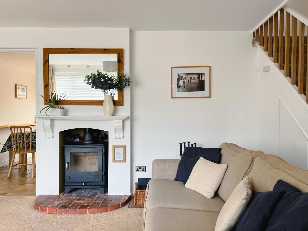 Bright & Cosy - Jacuzzi - Log Burner - King Beds Villa Tangmere Eksteriør billede