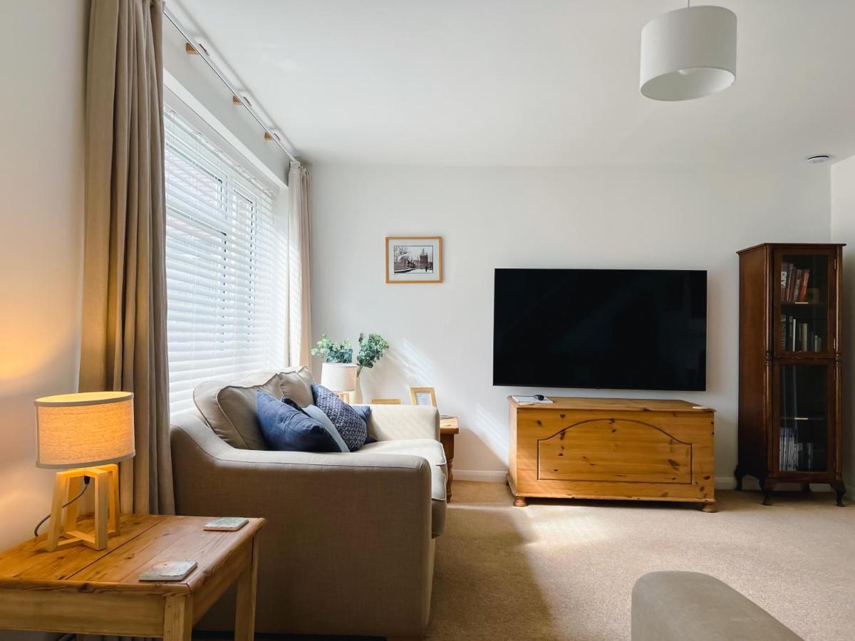 Bright & Cosy - Jacuzzi - Log Burner - King Beds Villa Tangmere Eksteriør billede